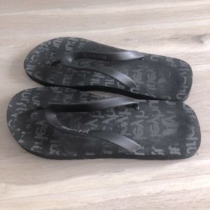 Hurley size 10w or 8m flip flops